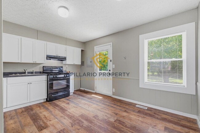 Building Photo - Charming 3-Bedroom Near Downtown with Fenced Yard & Garage Available NOW!