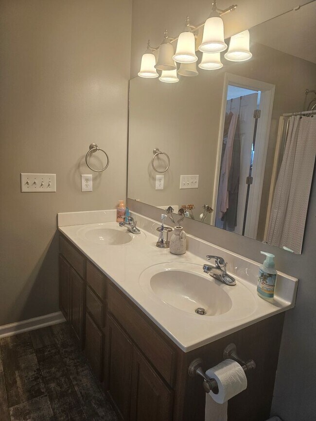 Building Photo - Two-Story Home Located in Lexington Planta...
