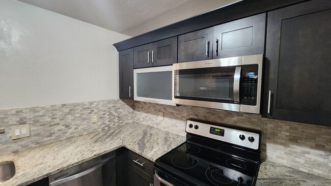 Building Photo - Remodeled 3 bedroom 1 bathroom house in Ed...