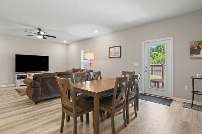 Building Photo - 6686 Sun Tree Cir