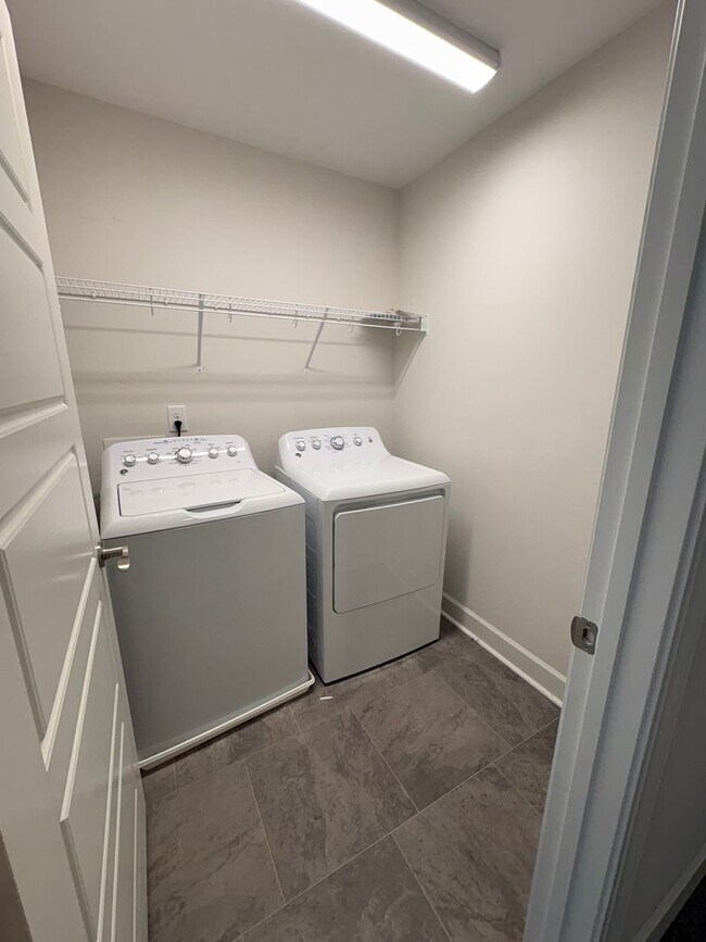 Building Photo - 3 Bedroom 2.5 Bath Townhome is the Madison Park area!!! $500 off the 1st Full Month's Rent!!!