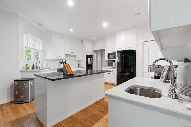 Building Photo - 5 Wildwood Ln