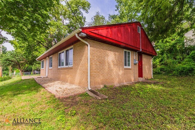 Building Photo - Close to Aggieville & K-State! **Lease from 8/7/26-7/31/27 ONLY!!**