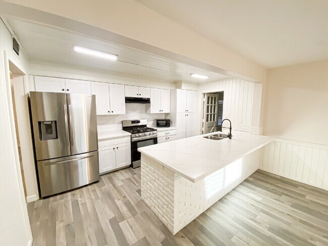 Building Photo - 21 E Alameda Dr
