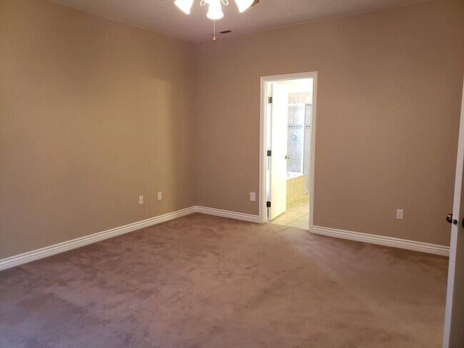 Building Photo - Beautiful 4 bed 2 bath home with 3 car gar...