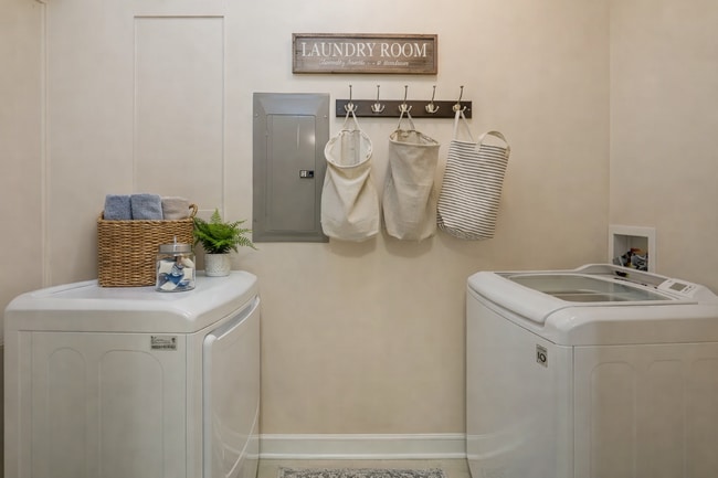 Building Photo - Bright 1-Bedroom Condo with Detached Garage in Eastwood Village Complex (Water Included)
