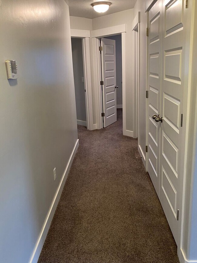 Building Photo - Lovely Townhome For Rent