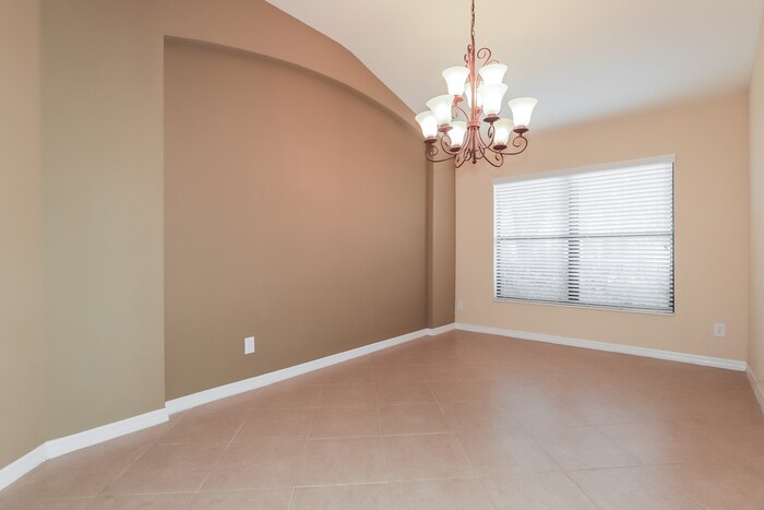 Building Photo - 300 Oaklanding Dr