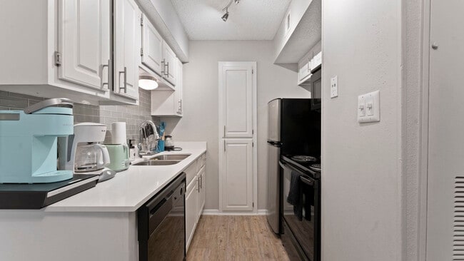 Building Photo - 813 W N Loop Blvd