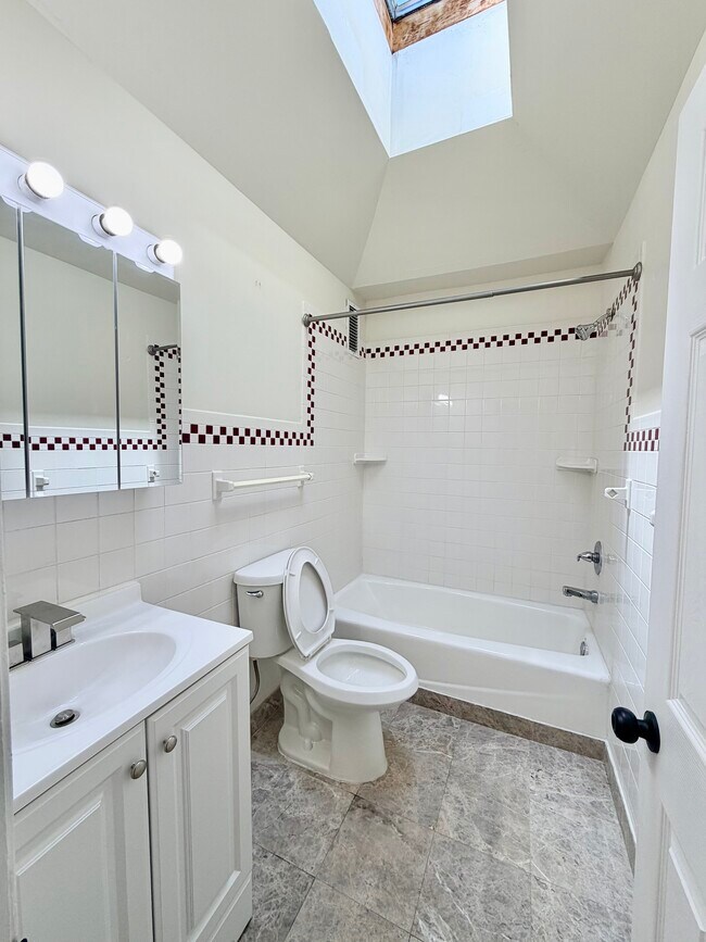 Building Photo - 2657 Bonnaffon St