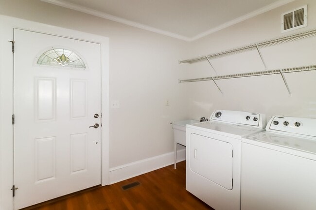 Building Photo - Beautiful Two Story Duplex in Historic Dilworth!