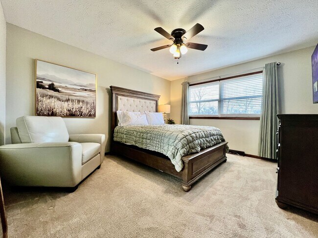 Building Photo - Executive home in West Chester with HOT TUB