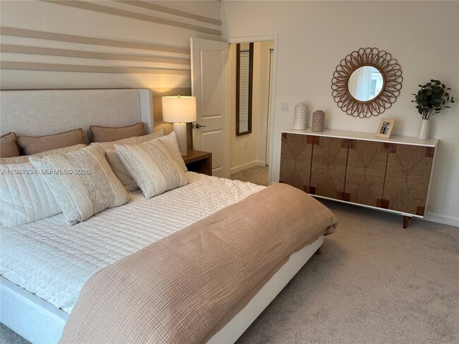 Building Photo - 655 SE 13th St Cir