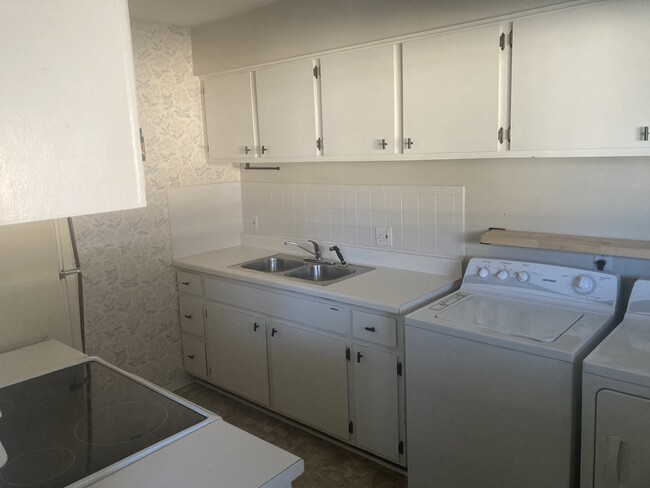 Kitchen/Laundry - 209 N 2nd St