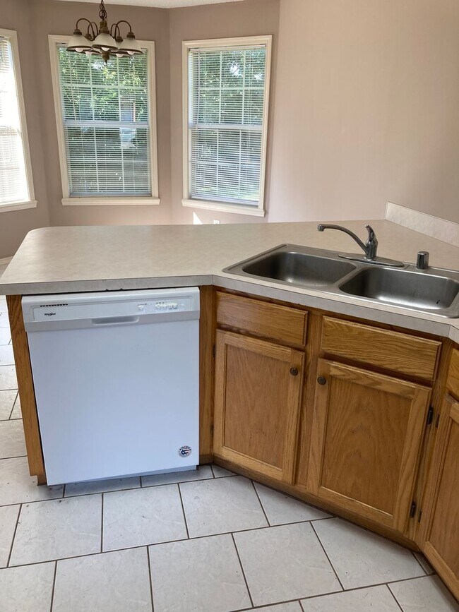 Building Photo - JUST REDUCED!!! 3 Bed / 2 Bath Extremely close to Wedington Exit!
