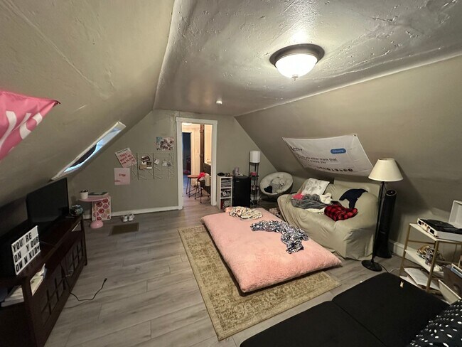 Building Photo - 4 Bedroom House Available Next to UC Campus