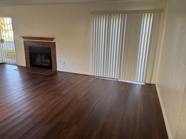 Building Photo - 2 bed 2 bath with 2 car garage