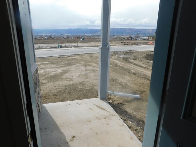 Building Photo - Walking Distance to Community
