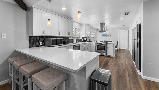 Building Photo - 6314 Senators Dr