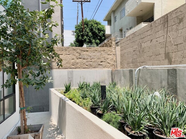 Building Photo - 1822 Overland Ave
