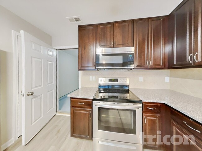 Building Photo - 45 Red Coat Dr