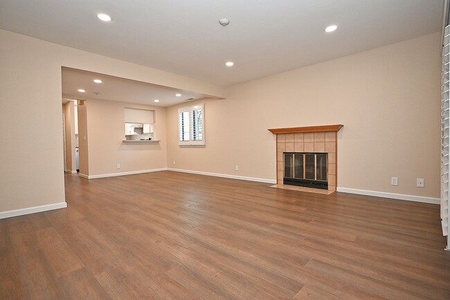 Building Photo - $3190 -- Beautifully Remodeled Townhome in...