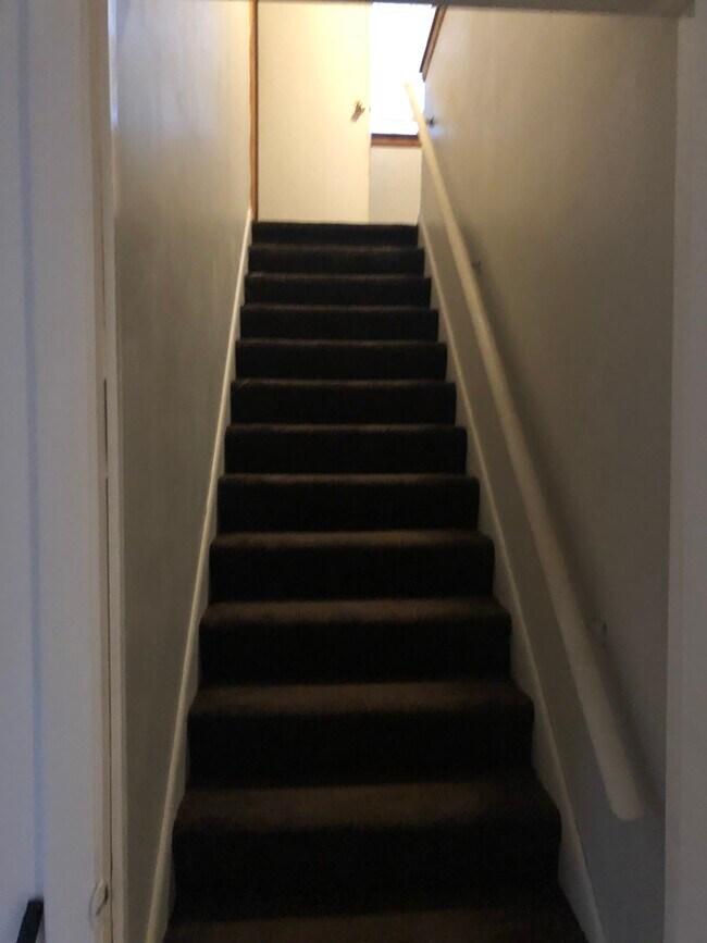 Building Photo - 1096 Silvercrest Ave