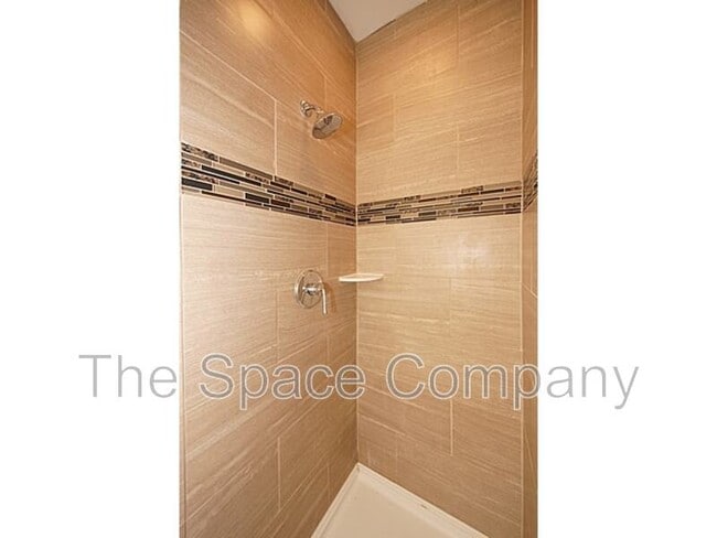 Building Photo - 126 Logan St