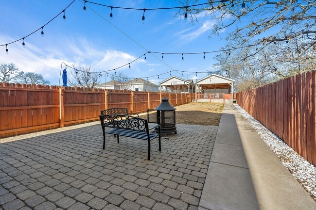 Building Photo - Available Now! 4 Bed, 3.5 Bath, Convenient Charlotte Park location!