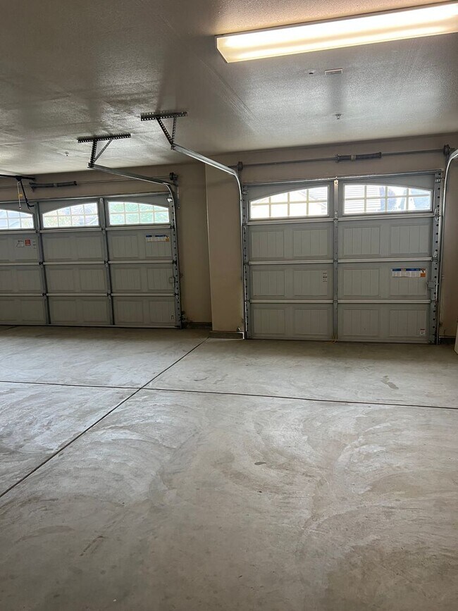 Building Photo - Beautiful Family Home