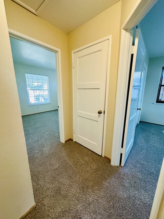 Building Photo - 3178 Hillview Ct