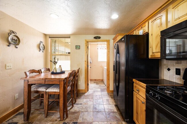 Building Photo - 6144 Fox Point Cir