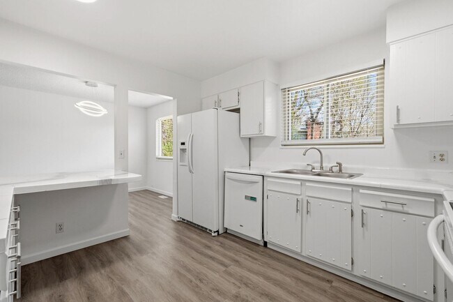 Building Photo - 4 bedroom / 2 bath / Beautifully Updated