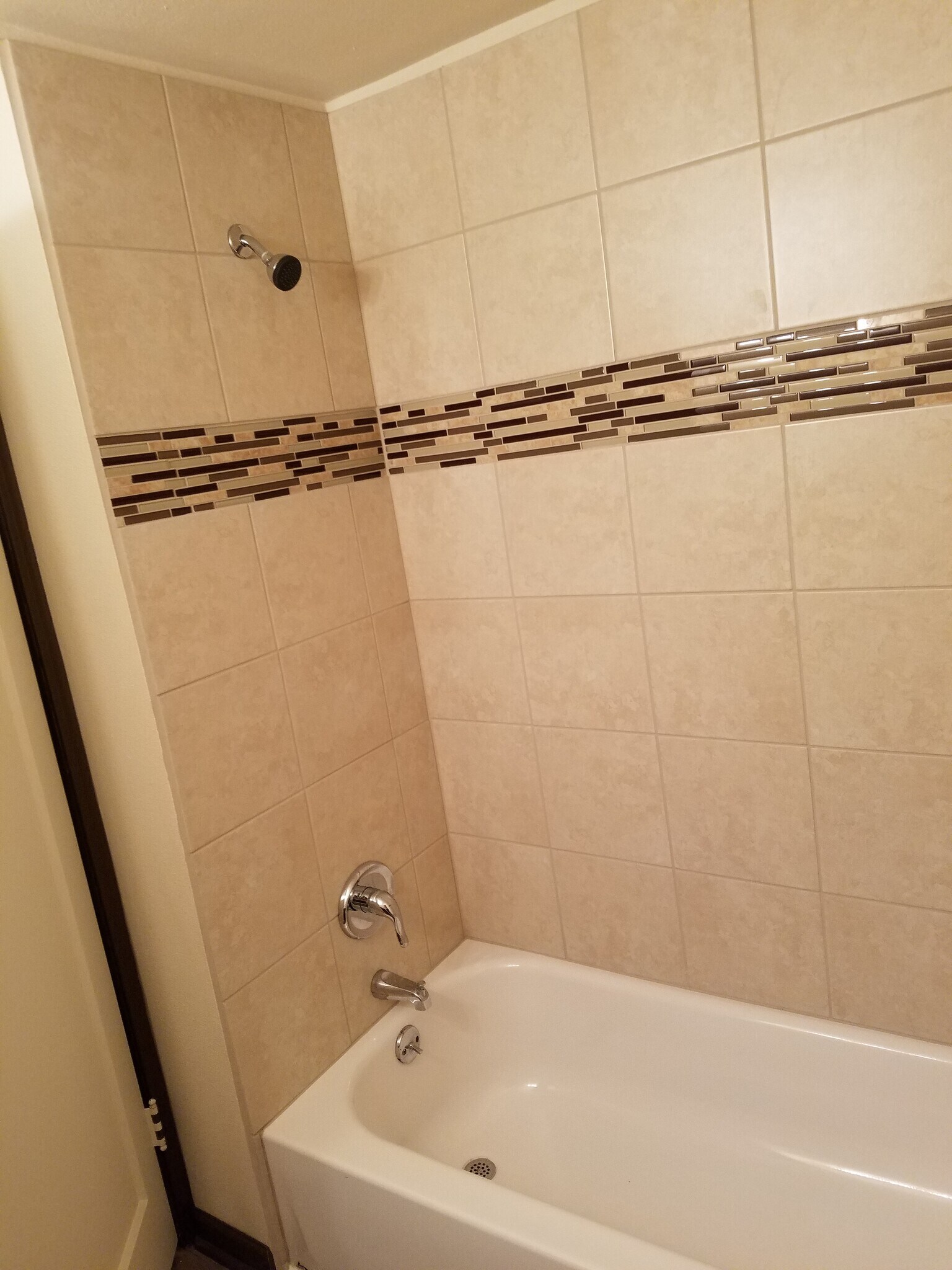 Upstairs Bathroom Shower/Tub - 122 W Amherst Ct
