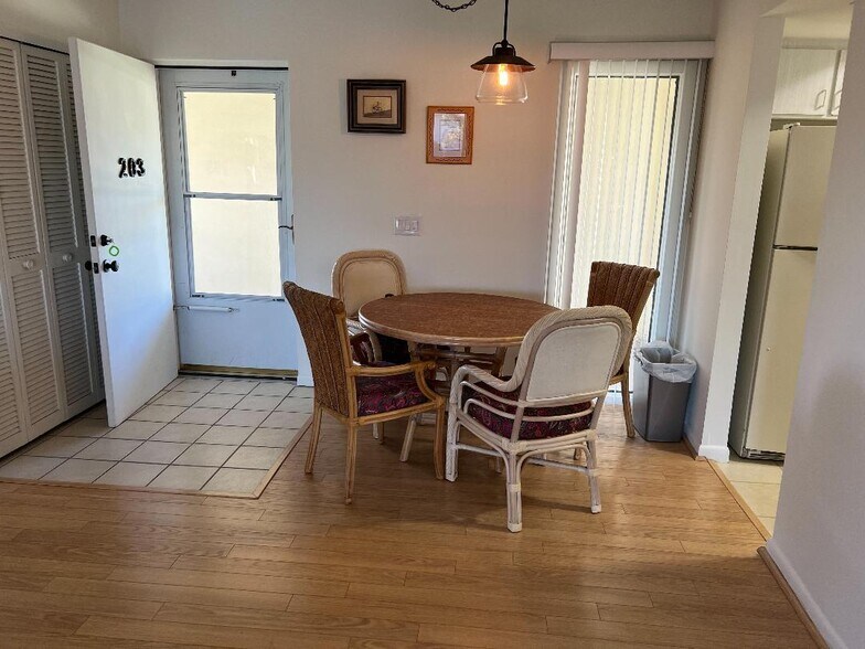 Dinning - 1860 Robalo Dr