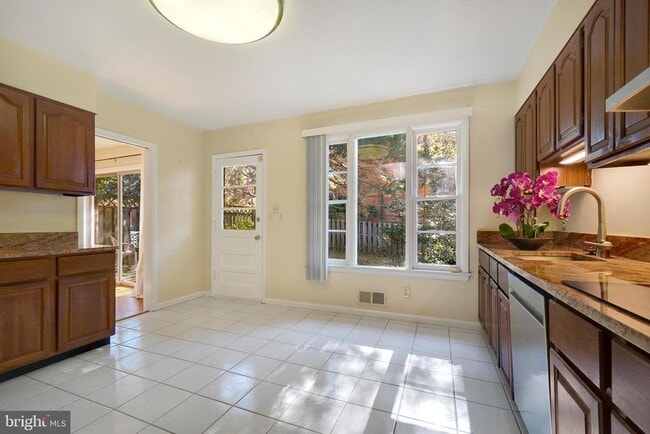 Building Photo - 6220 Robinwood Rd