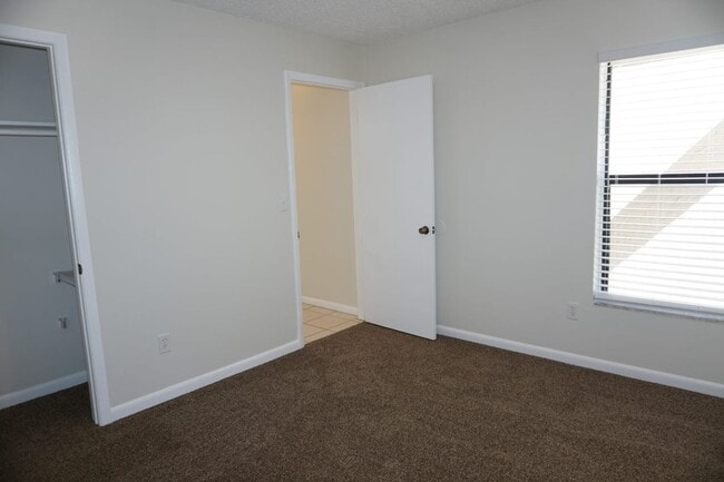 Building Photo - 2 Bedroom, 2 full bath Townhouse Near NAS Jax