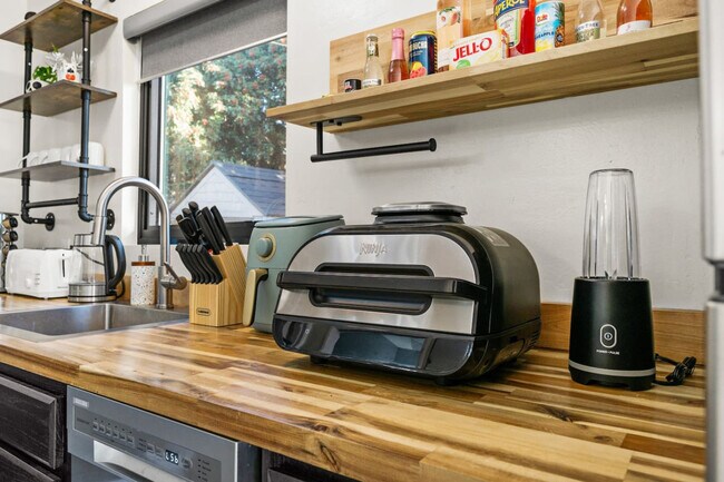 Building Photo - 5551 Churchward St