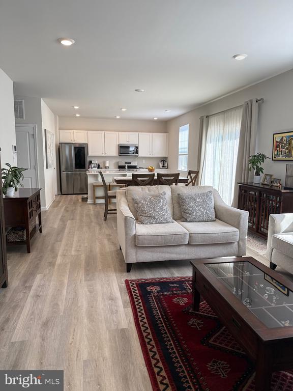 Building Photo - 13 Outsail Ave