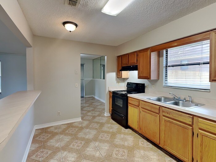 Building Photo - 6235 Cranberry Ln E