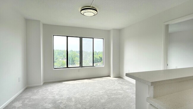 Building Photo - 1600 Park Cir