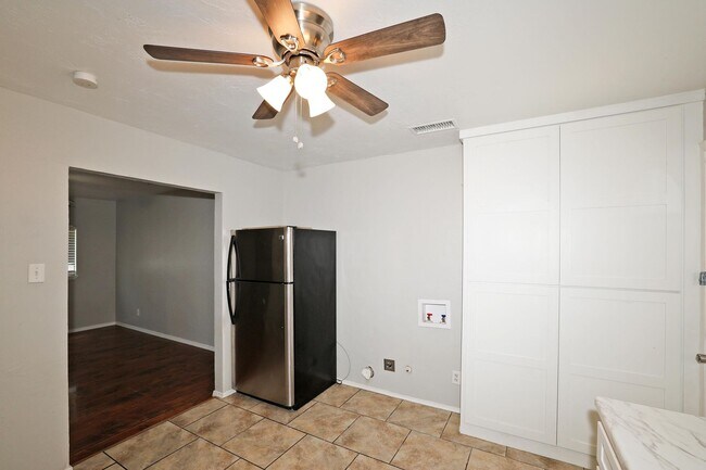 Building Photo - Cute home in Gables for rent~ 2 bed/1 bath