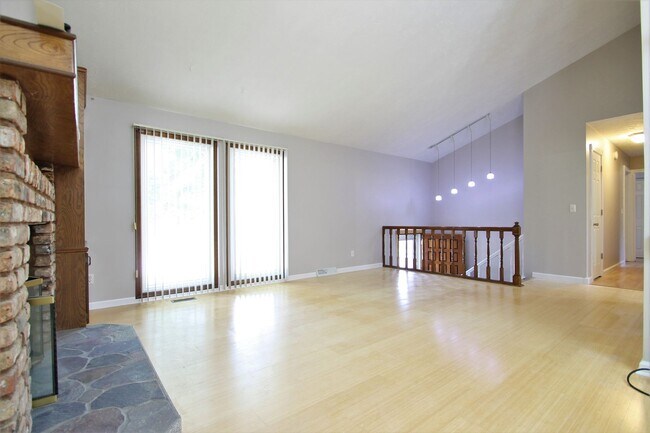 Building Photo - Coming Soon! 3 Bedroom / 2 Bath In Bellevu...