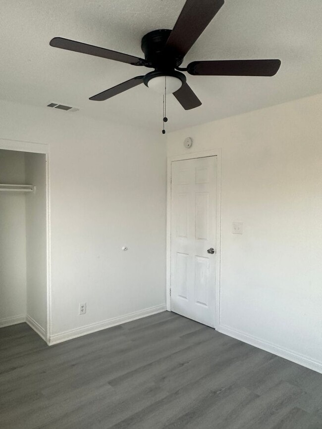 Building Photo - Charming 3 Bed, 2 Bath Home in Hesperia - Perfect for Your Family!