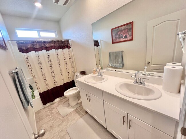 Building Photo - Stunning 5-bedroom, 3-bathroom residence with Solar!