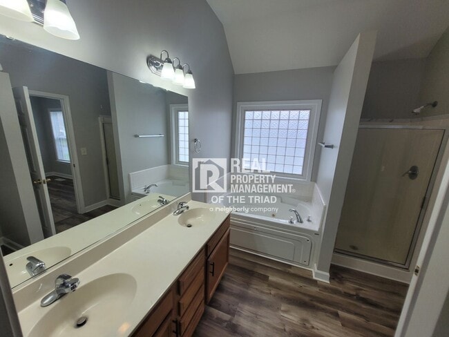 Building Photo - Newly Renovated Now Ready! One level 3BR/2...