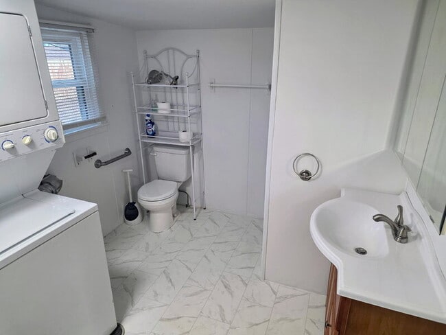 Building Photo - 1526 Rapids St