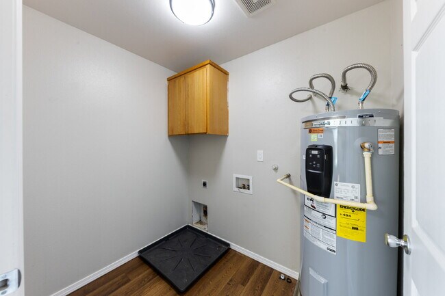 Building Photo - Fresh & Updated 2 bedroom W/S included!
