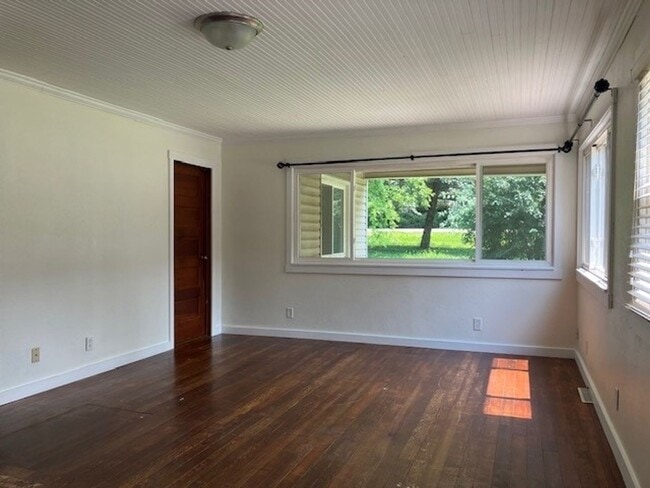 Building Photo - 3-Bedroom 1 Bathroom Lake House!