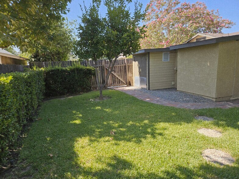 Back Yard - 3851 Oakdale St